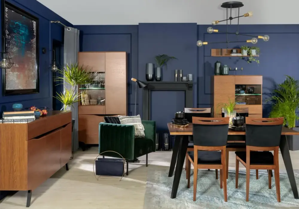 7 najlepszych kolorów do łączenia granatowej ściany w salonie + inspiracje