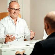 Jak wybrać idealne biurko dla lekarza?
