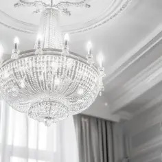 Lampy sufitowe z kryształkami: najpiękniejsze ozdoby do salonu