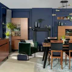 7 najlepszych kolorów do łączenia granatowej ściany w salonie + inspiracje