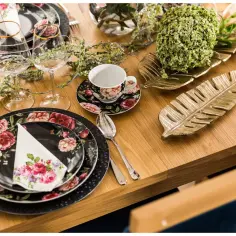 Stół urodzinowy dla dorosłych: eleganckie dekoracje i inspiracje
