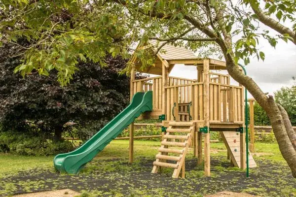 Zdjęcie Jak zbudować drewniany plac zabaw? Poradnik krok po kroku