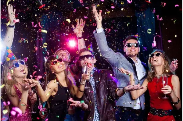 Impreza urodzinowa dla dorosłych: 5 inspiracji na niezapomniane party